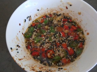 17、酸辣宽粉,热油浇上搅拌均匀。