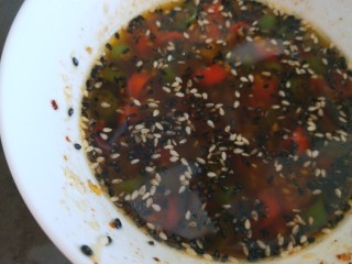 18、酸辣宽粉,加入味精,生抽,盐,香醋,白胡椒,白糖。