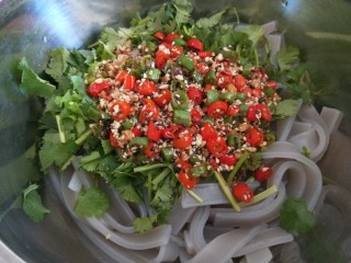 19、酸辣宽粉,宽粉煮熟过冷水捞出来放入盆中,加入香菜,倒入辣椒汁。