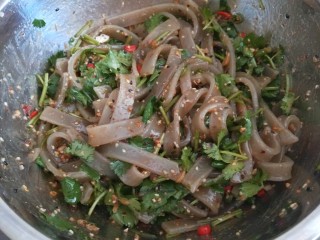 20、酸辣宽粉,搅拌均匀即可。