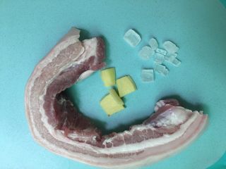 1、简易版红烧肉,准备好一切食材。