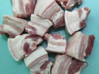 2、简易版红烧肉,五花肉切块。