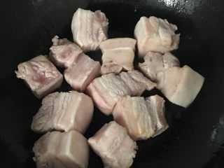 3、简易版红烧肉,放锅里煸炒一下。