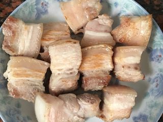 4、简易版红烧肉,直至两面金黄盛出待用。