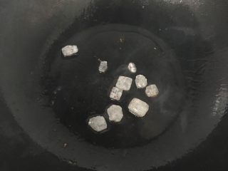 5、简易版红烧肉,锅里放一点点油，小火炒糖色。