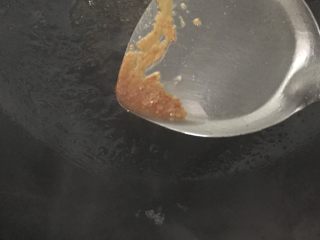 6、简易版红烧肉,呈焦糖色即可。