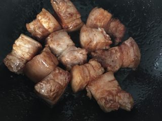 7、简易版红烧肉,倒入五花肉翻炒上色。