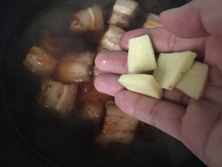 9、简易版红烧肉,放入姜片。