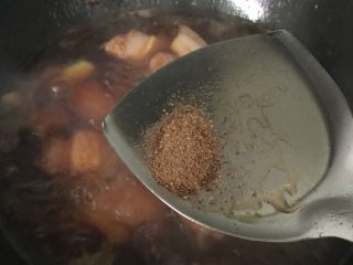 12、简易版红烧肉,一点点五香粉。