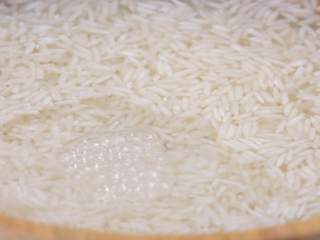 1、腊味煲仔饭,米跟水以1:1.2的比例浸泡1小时