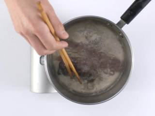 2、腊味煲仔饭,腊味在沸水中糖3分钟捞出