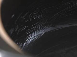 3、腊味煲仔饭,砂锅内侧刷猪油