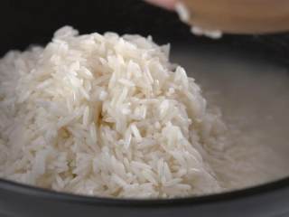 4、腊味煲仔饭,倒入浸好的米和水