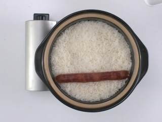 5、腊味煲仔饭,大火煮沸，3分钟后放入腊味