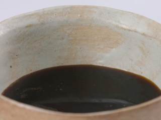 8、腊味煲仔饭,用生抽、蚝油、鸡高汤、白糖混合调汁