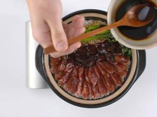 10、腊味煲仔饭,均匀浇上酱汁