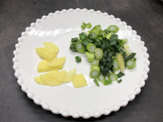 2、花蛤粉丝,姜切成片,葱切葱花