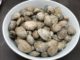 6、花蛤粉丝,花蛤多淘洗几遍,一定要买吐干净沙的,或者拿回家再吐沙半天