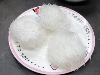 7、花蛤粉丝,粉丝不需要提前浸泡,因为粉丝很容易熟