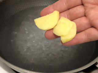 8、花蛤粉丝,锅中倒入清水烧开扔几片姜片