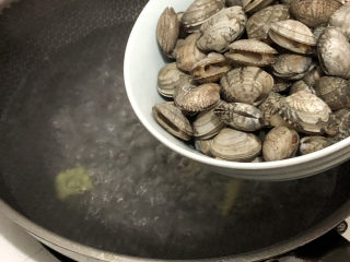 9、花蛤粉丝,倒入花蛤焯水