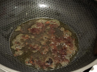 13、花蛤粉丝,加入一勺郫县豆瓣酱