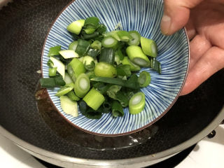 15、花蛤粉丝,放入葱花