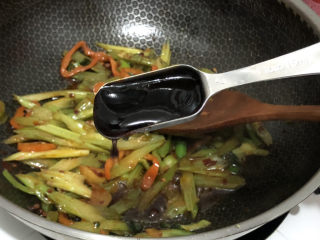 18、花蛤粉丝,加入一勺蚝油