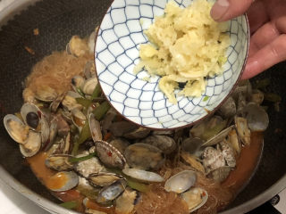 22、花蛤粉丝,起锅前放入蒜末翻炒均匀出锅