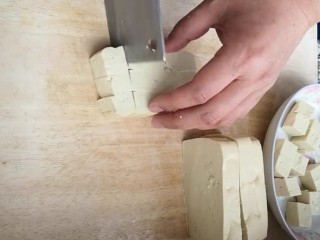 1、糖醋脆皮豆腐,准备一块老豆腐切成小块