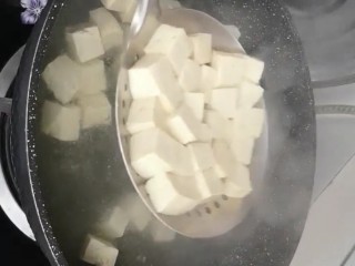 2、糖醋脆皮豆腐,水开下入豆腐煮一分钟捞出