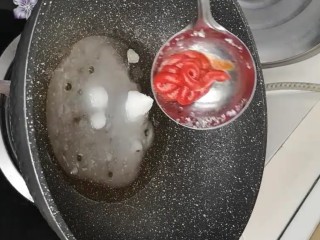 8、糖醋脆皮豆腐,锅留少许油加一勺白糖，一勺白醋，半勺番茄酱