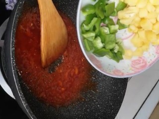 9、糖醋脆皮豆腐,熬制起大泡下入青椒，菠萝翻炒一下