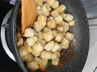 10、糖醋脆皮豆腐,再下入炸好的豆腐