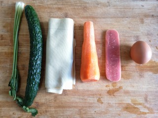 1、五彩豆皮卷——解年腻必备,准备食材。将各种食材洗净,胡萝卜去皮。