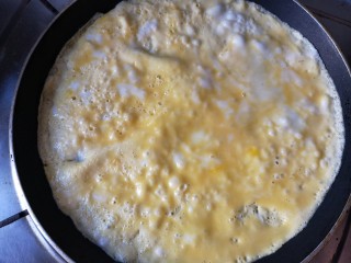 2、五彩豆皮卷——解年腻必备,平底锅中刷一层薄油,倒入打散的蛋液,摊一个薄的蛋皮备用。