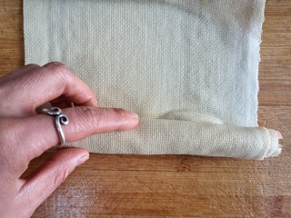 8、五彩豆皮卷——解年腻必备,从一端卷起,尽量卷的紧些。