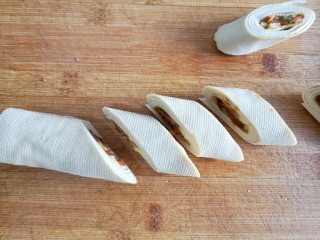 9、五彩豆皮卷——解年腻必备,然后斜刀切段。