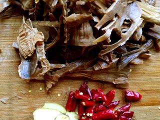 1、爽口小菜～多味笋丝花生,准备食材，笋干用开水泡软，换三遍水，去除盐分。