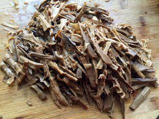 3、爽口小菜～多味笋丝花生,笋干切丝备用。