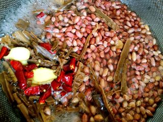 4、爽口小菜～多味笋丝花生,锅内加水，将笋干，花生米，辣椒干，生姜放锅里煮开。