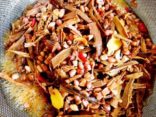 5、爽口小菜～多味笋丝花生,放冰糖，生抽，料酒，油一起大火煮，煮至汤汁少的时候，尝尝味道，如果喜欢甜味的就多加点糖，喜欢咸一点的就放些盐，口味可以根据自己的喜好自我调节。