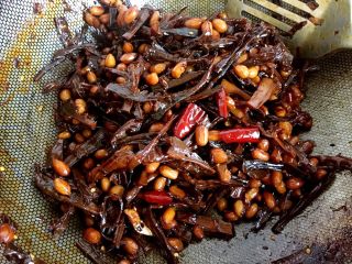 6、爽口小菜～多味笋丝花生,待汤汁浓稠的时候关小火，用锅铲不停翻炒，以免粘锅。