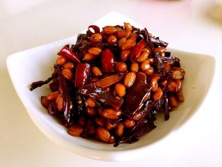 7、爽口小菜～多味笋丝花生,出锅喽，甜甜的有点咸，还有点辣，味道美美的。