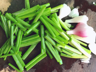 2、清蒸王特鲳鱼,切成段