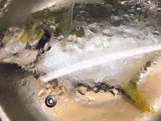 5、清蒸王特鲳鱼,大火蒸8-10分钟。（时间根据鱼的大小来调整）