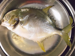 6、清蒸王特鲳鱼,蒸好的鱼