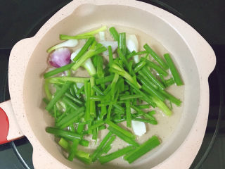 8、清蒸王特鲳鱼,放入葱段