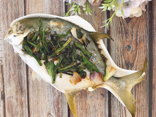 11、清蒸王特鲳鱼,淋在鱼身上趁热食用