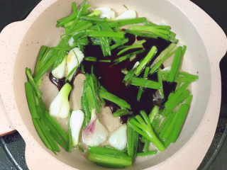 10、清蒸王特鲳鱼,关火后倒入酱油